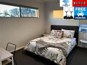 STYLISH 2BED CLOSE AIRPORT/SHOPS NETFLIX WIFI WINE